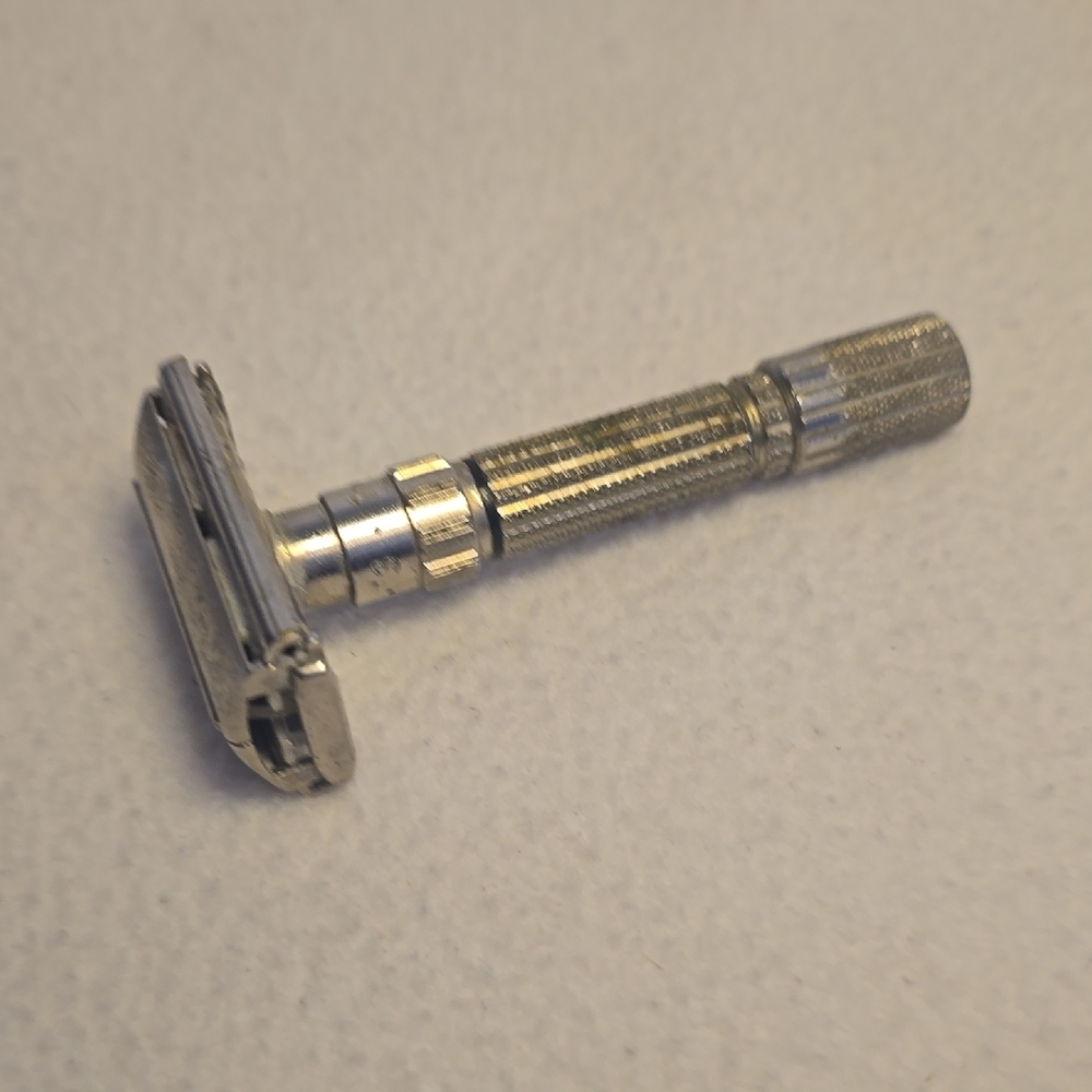 Premium Silver Safety Razor for Men - Picture 3 of 8
